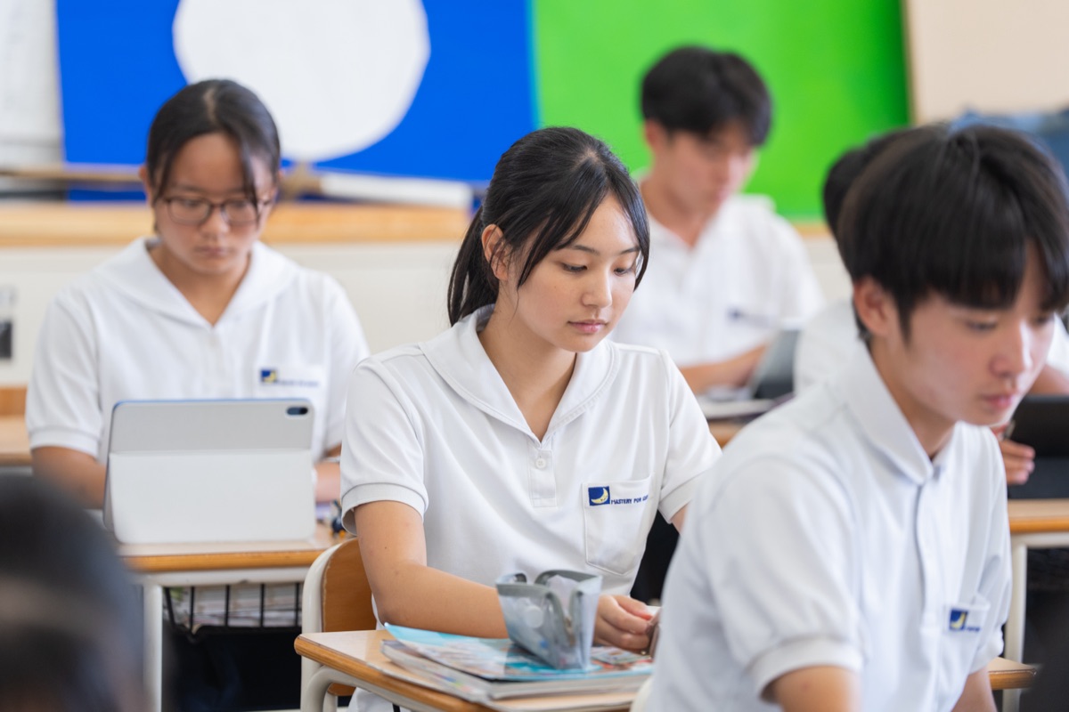 教室で授業を受ける生徒たち