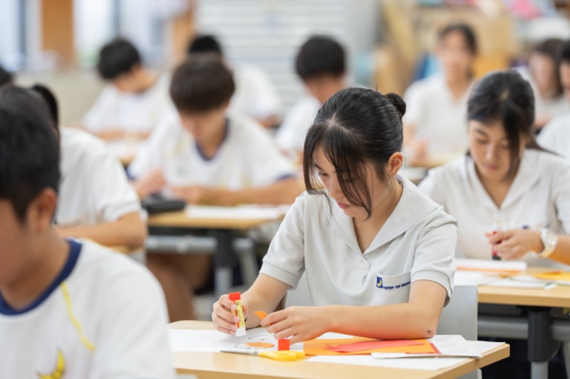美術の授業で作品を制作する生徒